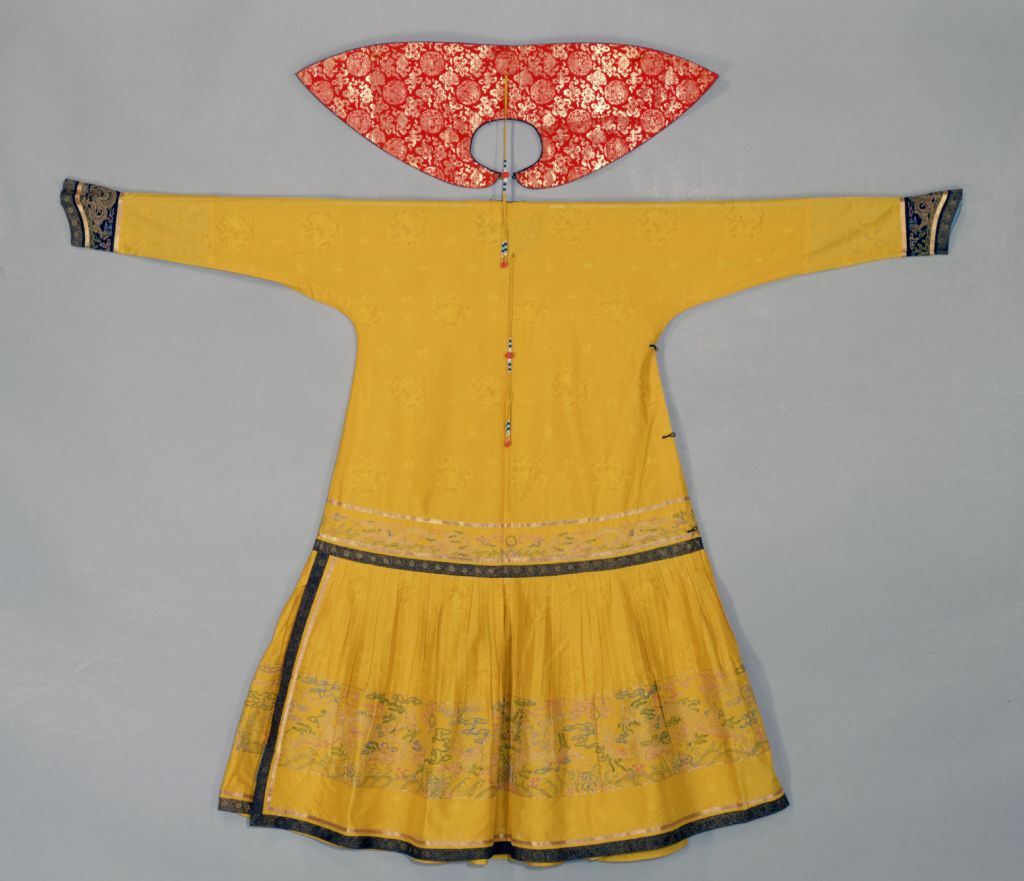 图片[2]-Bright yellow yarn embroidered Yunlong single court robe-China Archive